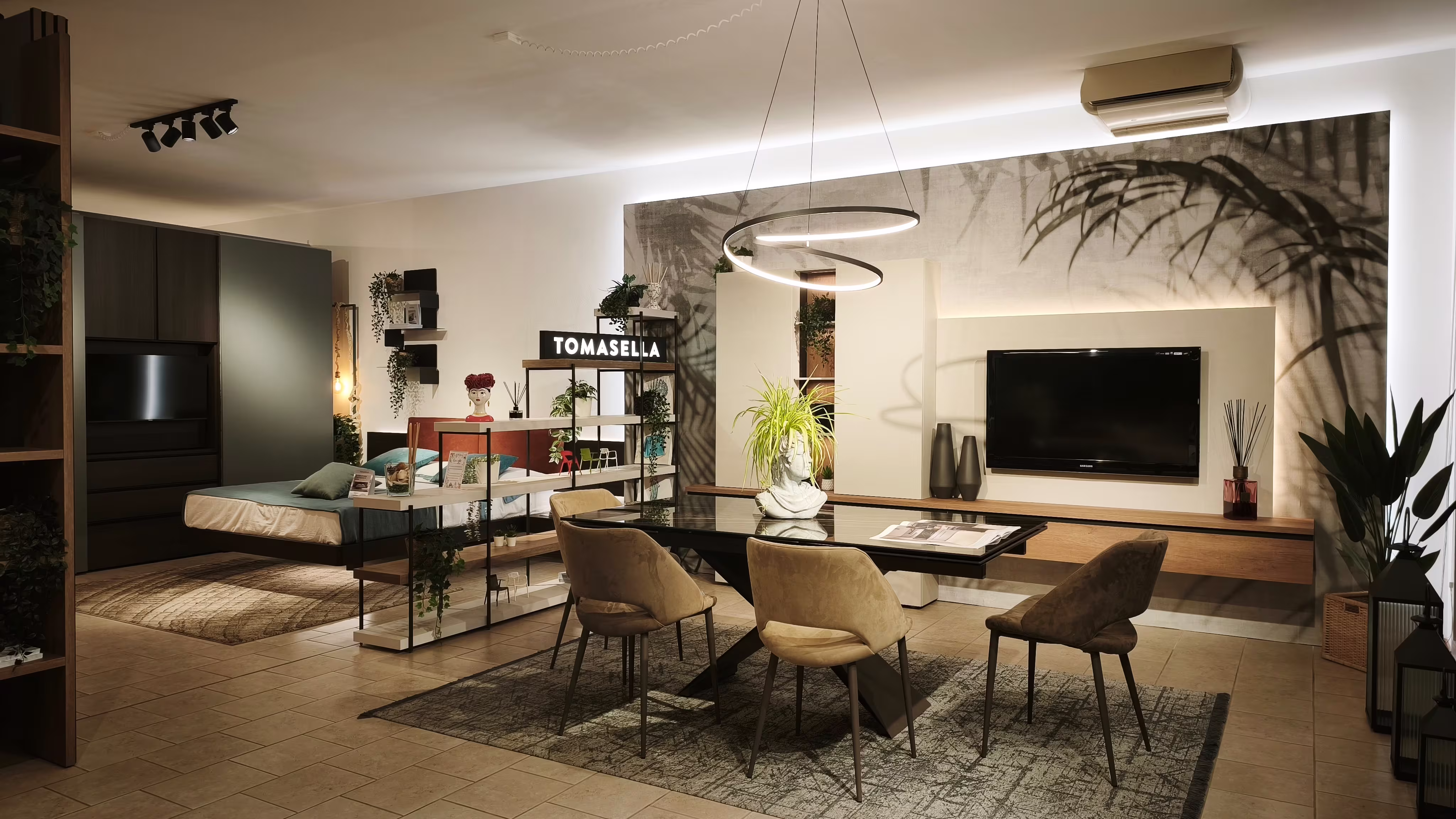 Interno dello showroom Arredocasa a Quarrata con arredi Tomasella, zona pranzo e parete attrezzata